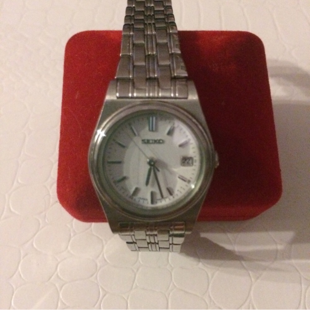 Seiko Women’s Bracelet Watch - Picture 2 of 9
